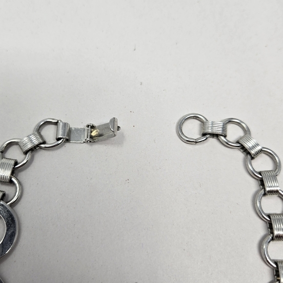 Silver Tone Oval Linked Women's Minimalist Necklace Choker Casual to Night Out - Picture 6 of 6